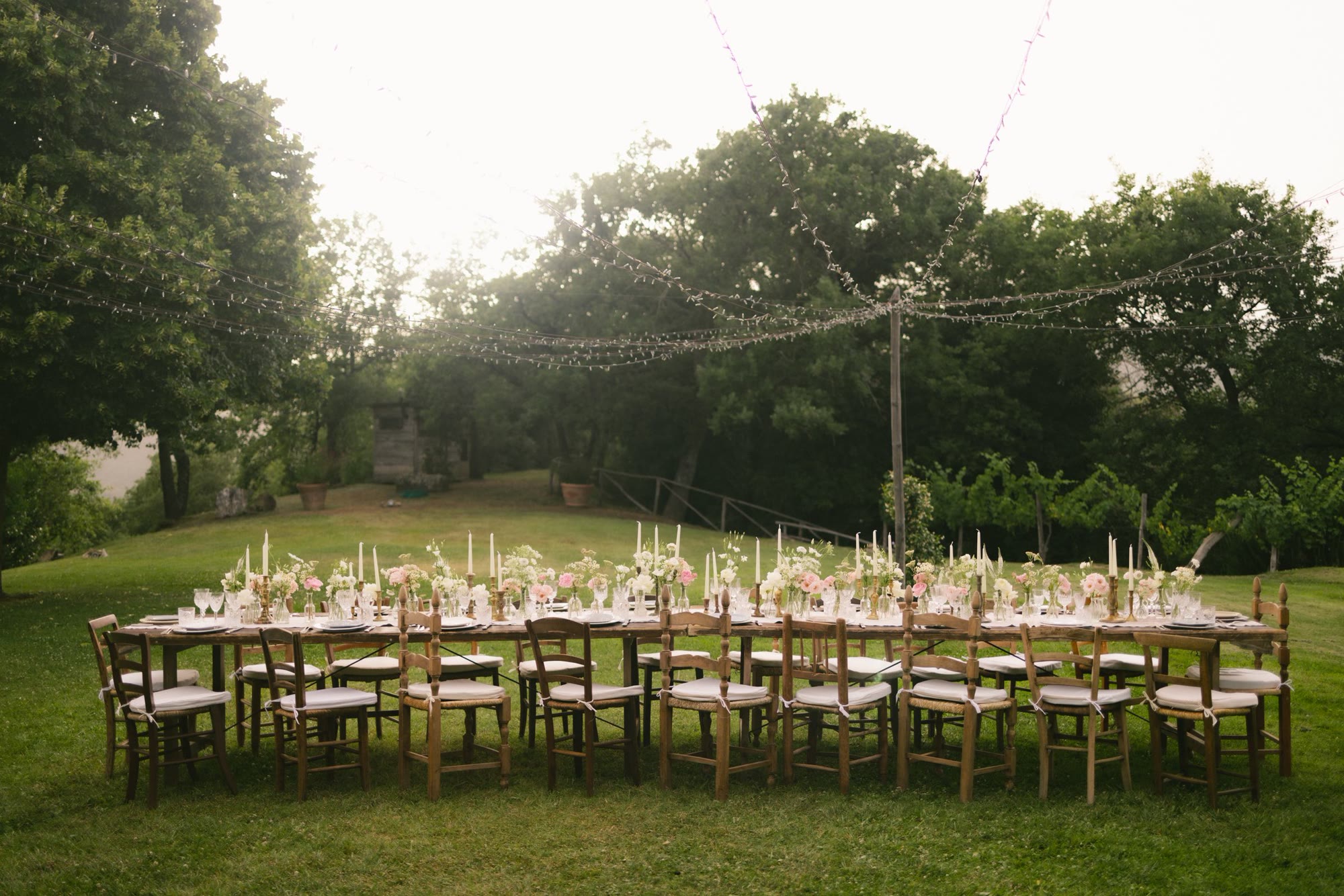 Lange Tafel im Garten